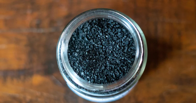 Le charbon actif : efficace sur les polluants organiques, pas sur tout