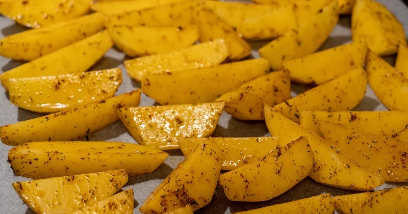 Frites et chips à partir de peaux de pommes de terre